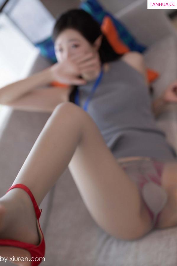 逗逗DouDou  [XiuRen]高清写真图 2024.11.22 No.9493 小逗逗 丝袜短裙第32张图片